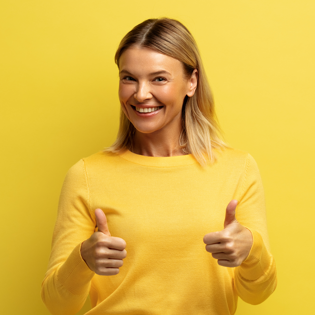 Une femme heureuse prête à lancer sa boutique orderlemon
